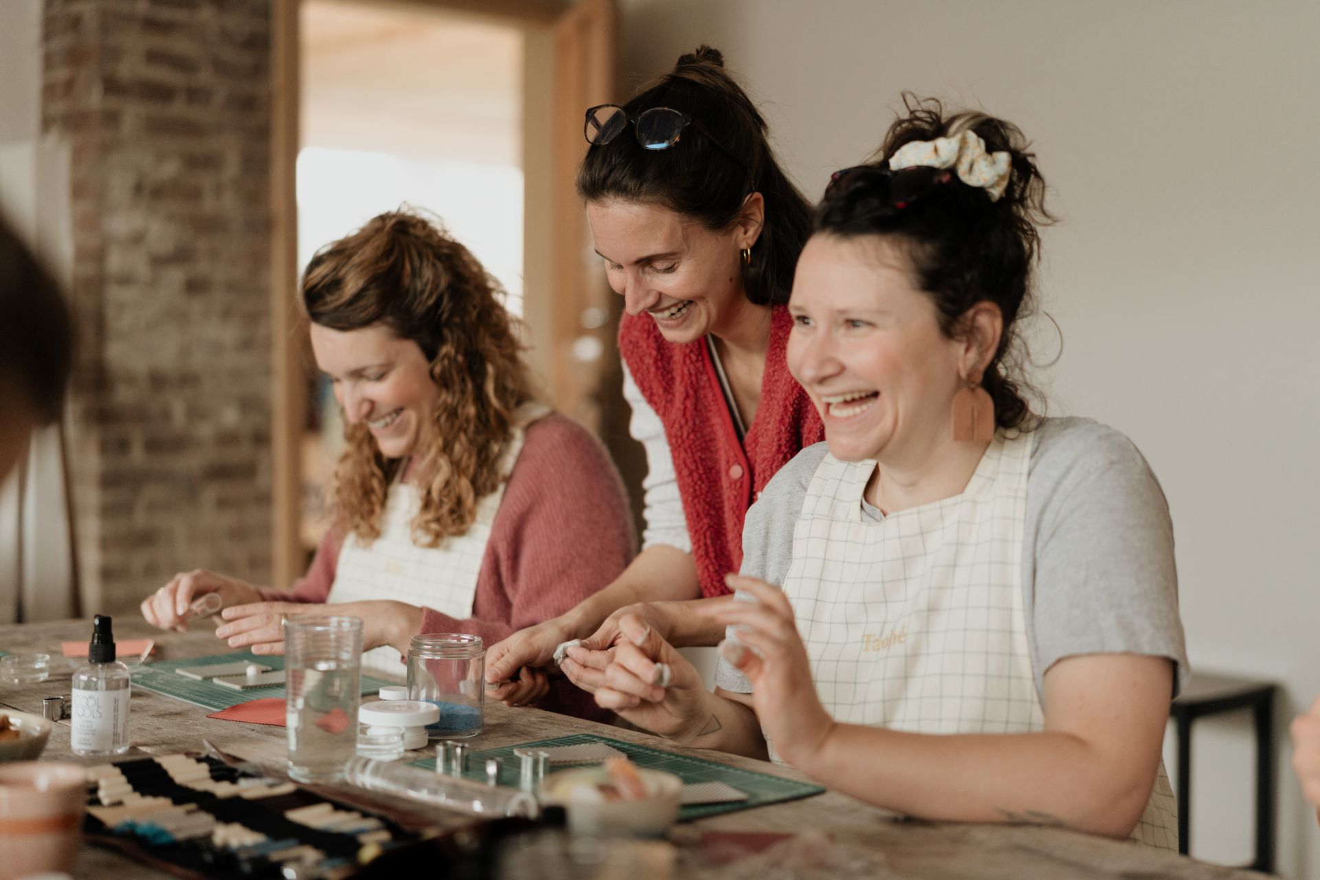 participante modelant de la pâte d'argent atelier Taohé Perwez