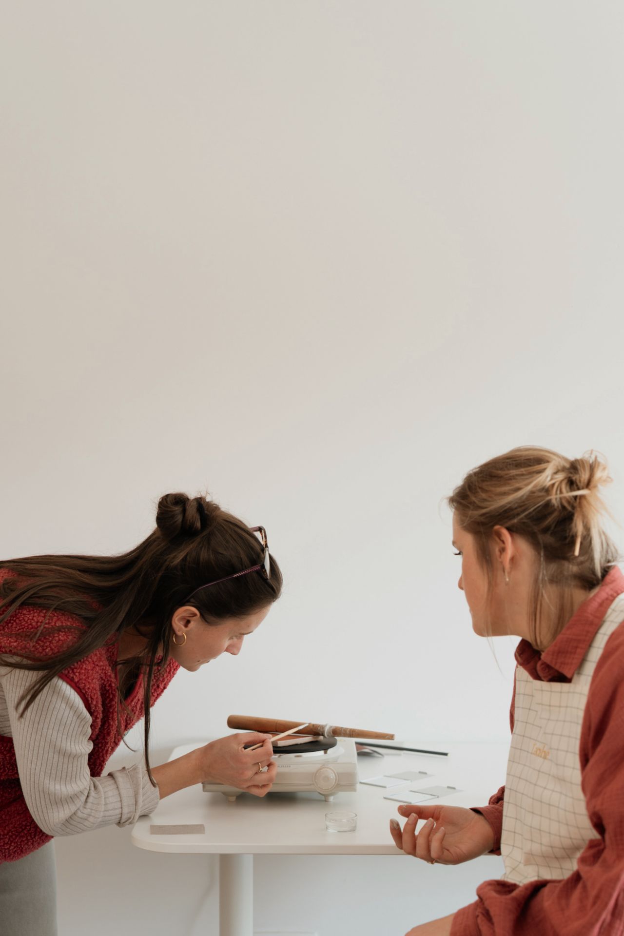 participante modelant de la pâte d'argent atelier Taohé Perwez