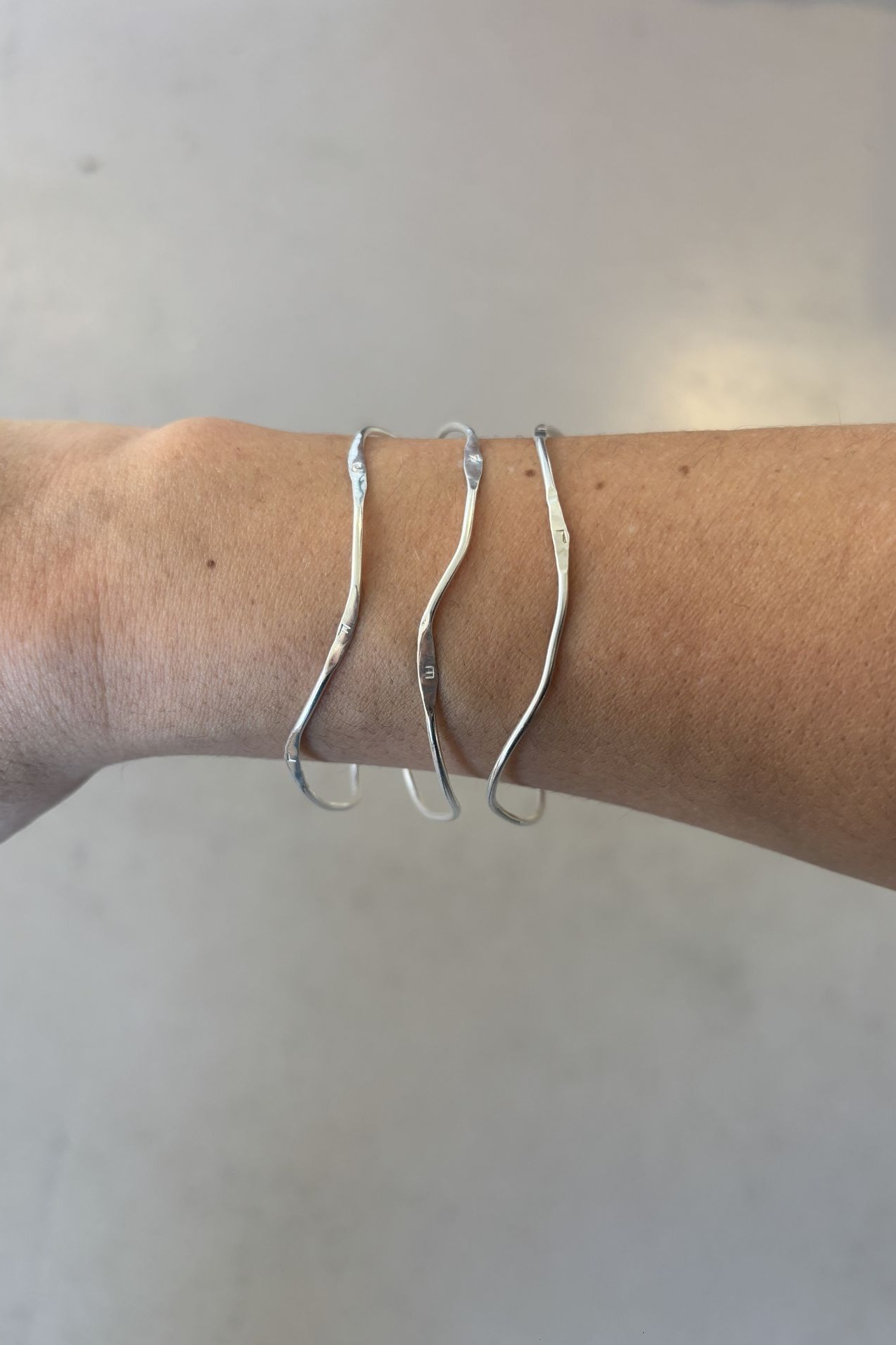 bracelet jonc ondulé argent 925 personnalisé initiales atelier Taohé Perwez