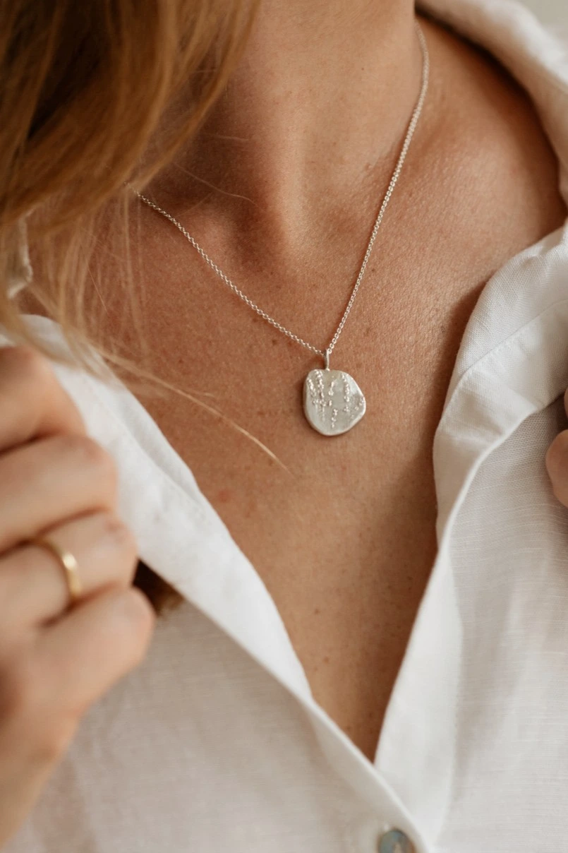 Pendentif avec empreinte de fleur