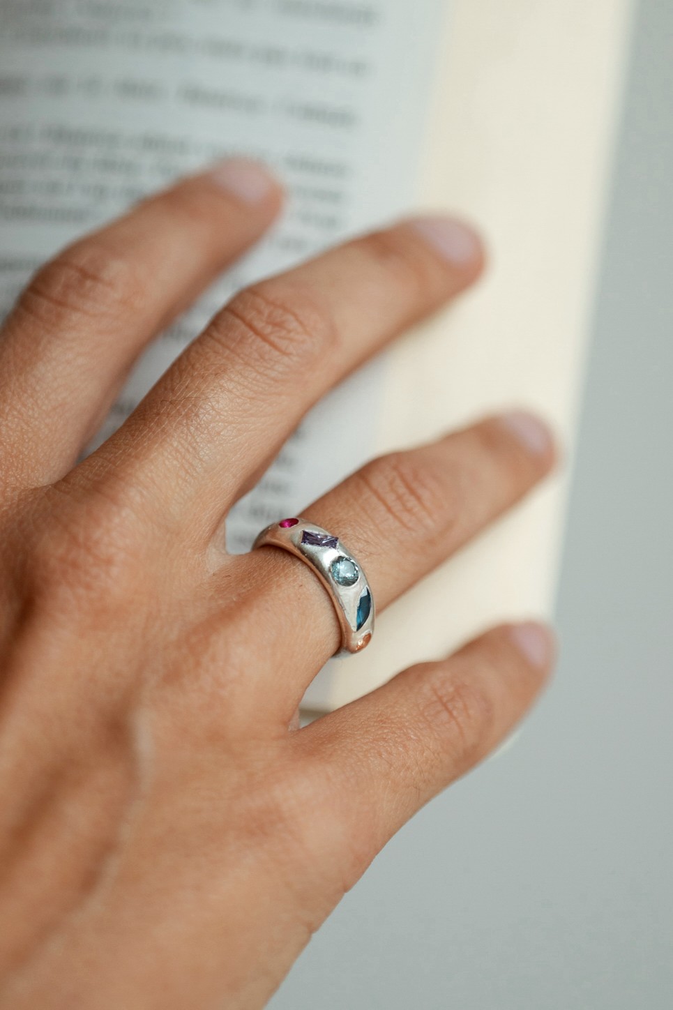Bague créée en pate d'argent avec pierres