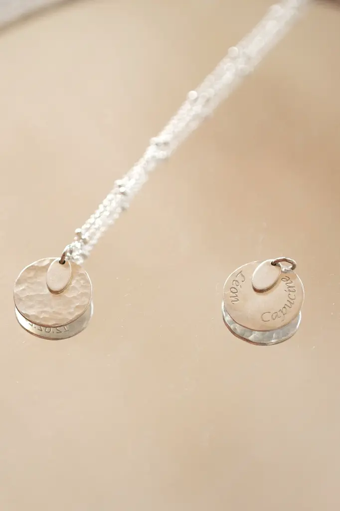 Collier martelé et personnalisé initiale