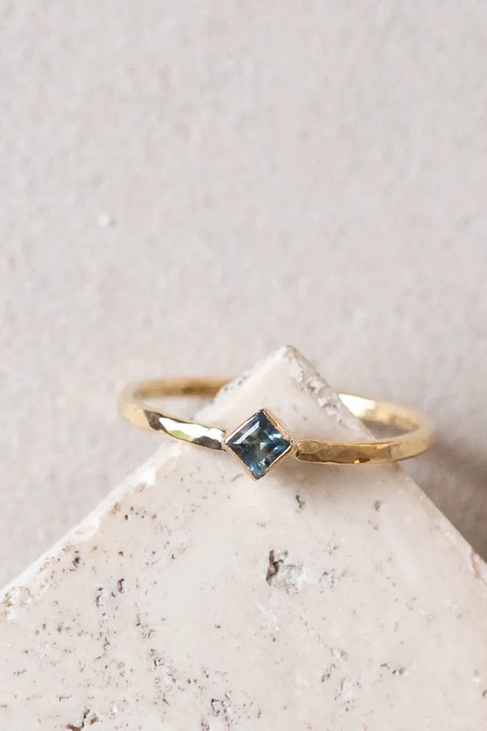 Bague_eclat_Auvergne_Taohe_saphir-et-or (4).webp