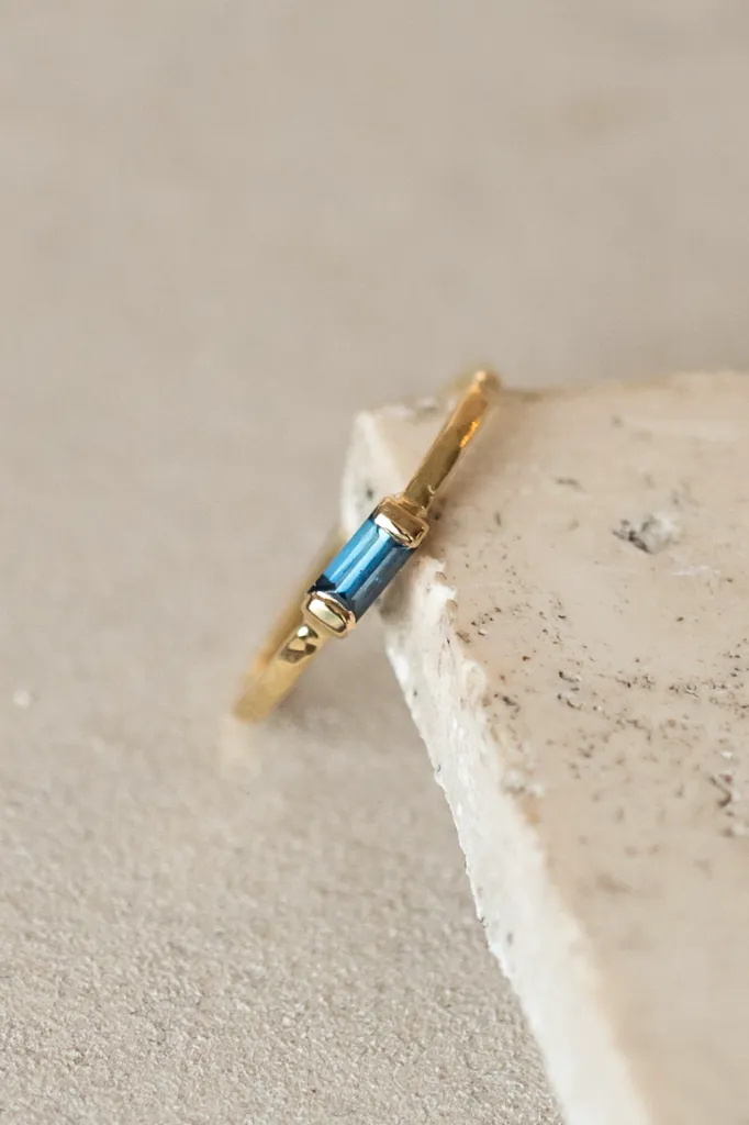 Bague_eclat_Auvergne_Taohe_saphir-et-or (1).webp