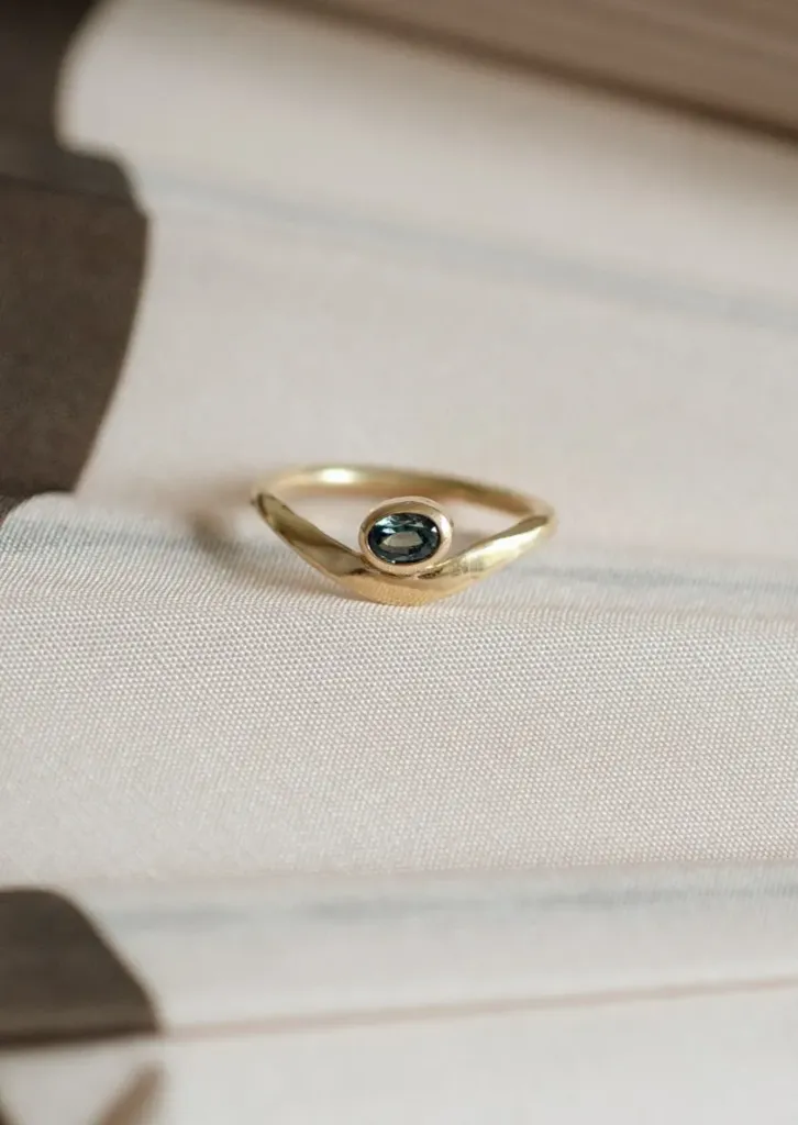 Bague Flow d'Auvergne | Or 18k Fairtrade et saphir d'Auvergne (Or jaune 18k Fairtrade)